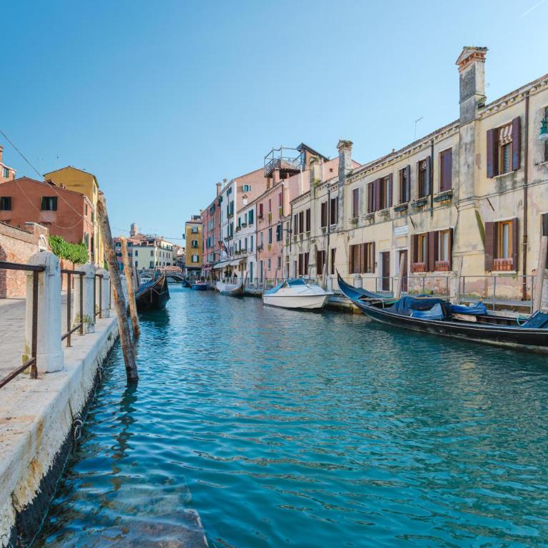 Venice Royal Residence - 5 min from Train Station & Private Parking - Three-Bedroom Deluxe Apartment - 5