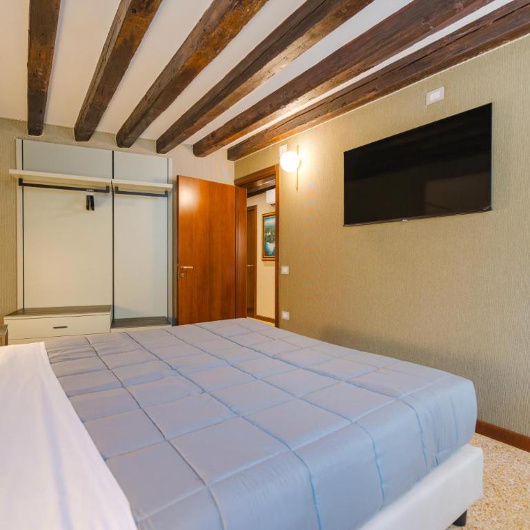 Venice Royal Residence - 5 min from Train Station & Private Parking - Three-Bedroom Deluxe Apartment - 45