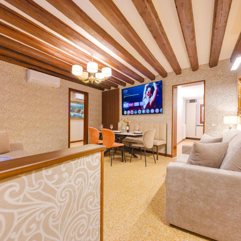 Venice Royal Residence - 5 min from Train Station & Private Parking - Three-Bedroom Deluxe Apartment - 28