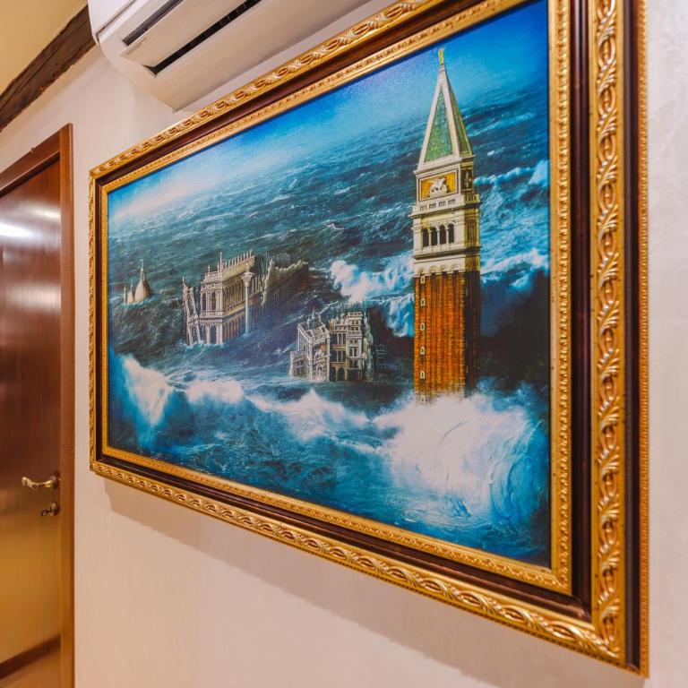 Venice Royal Residence - 5 min from Train Station & Private Parking - Three-Bedroom Deluxe Apartment - 18