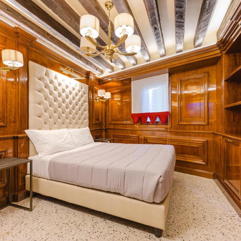 Venice Royal Residence - 5 min from Train Station & Private Parking - Three-Bedroom Deluxe Apartment - 12