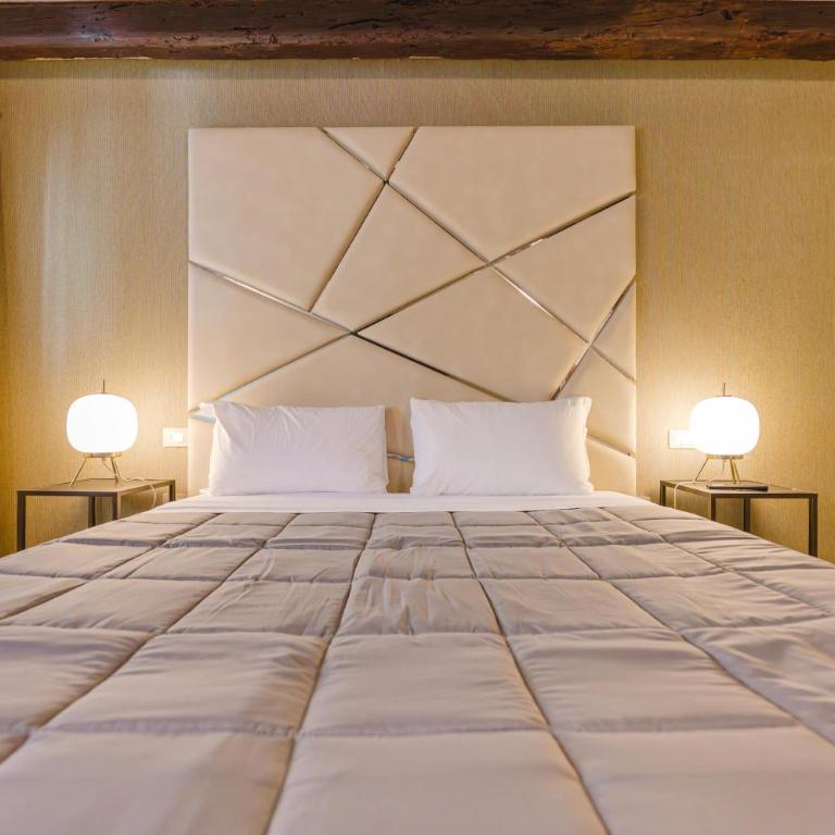 Venice Royal Residence - 5 min from Train Station & Private Parking - Three-Bedroom Deluxe Apartment - 19