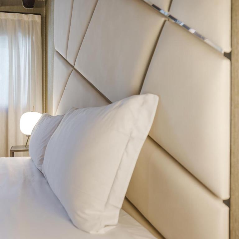 Venice Royal Residence - 5 min from Train Station & Private Parking - Three-Bedroom Deluxe Apartment - 14