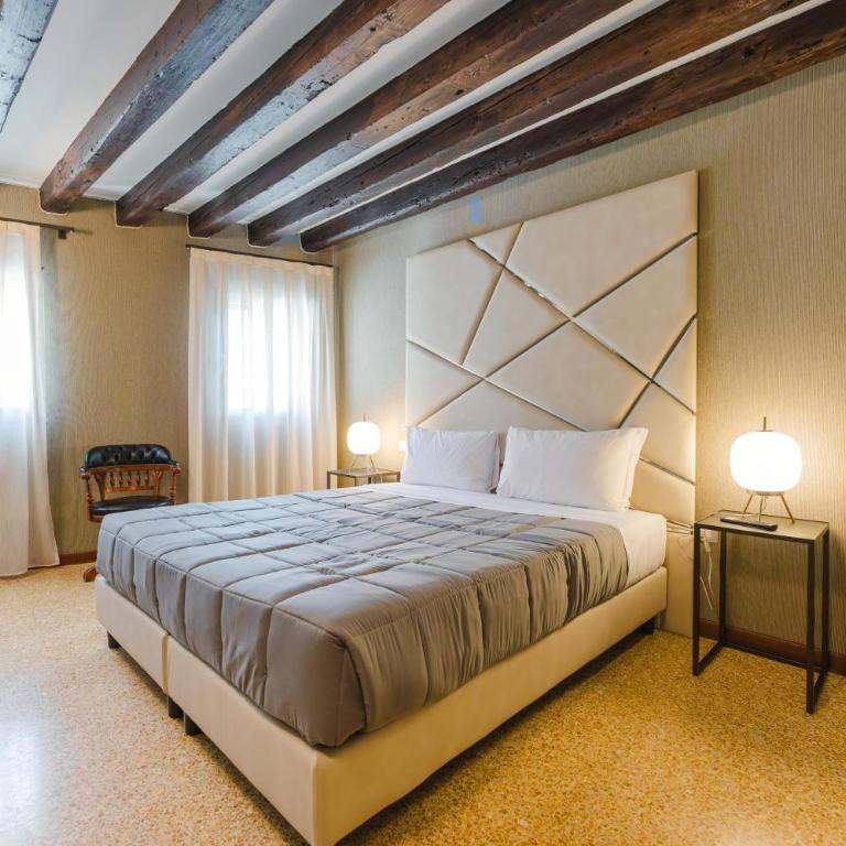 Venice Royal Residence - 5 min from Train Station & Private Parking - Three-Bedroom Deluxe Apartment - 2