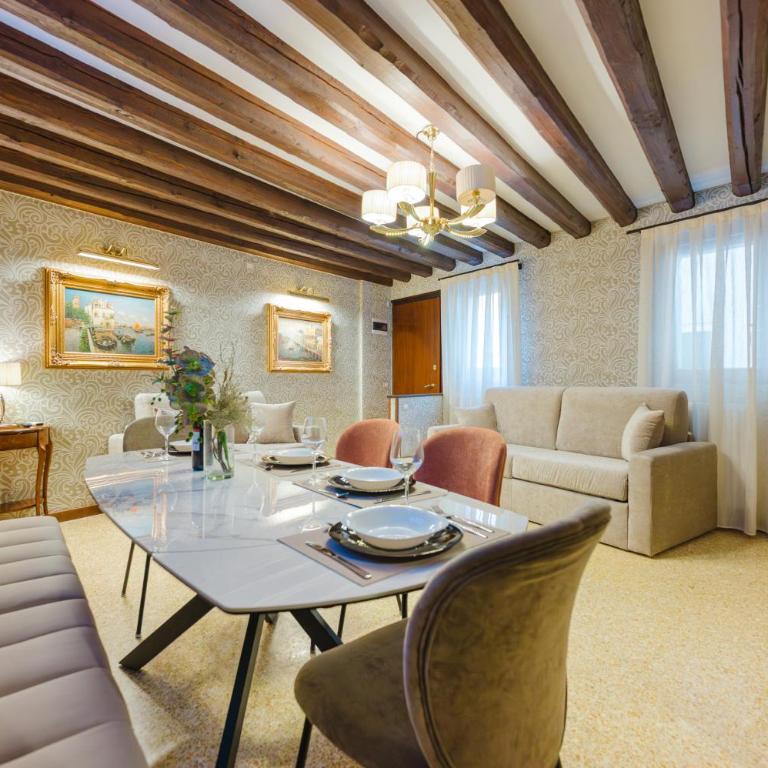 Venice Royal Residence - 5 min from Train Station & Private Parking - Three-Bedroom Deluxe Apartment - 15