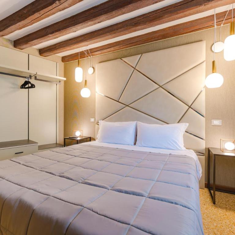 Venice Royal Residence - 5 min from Train Station & Private Parking - Three-Bedroom Deluxe Apartment - 21