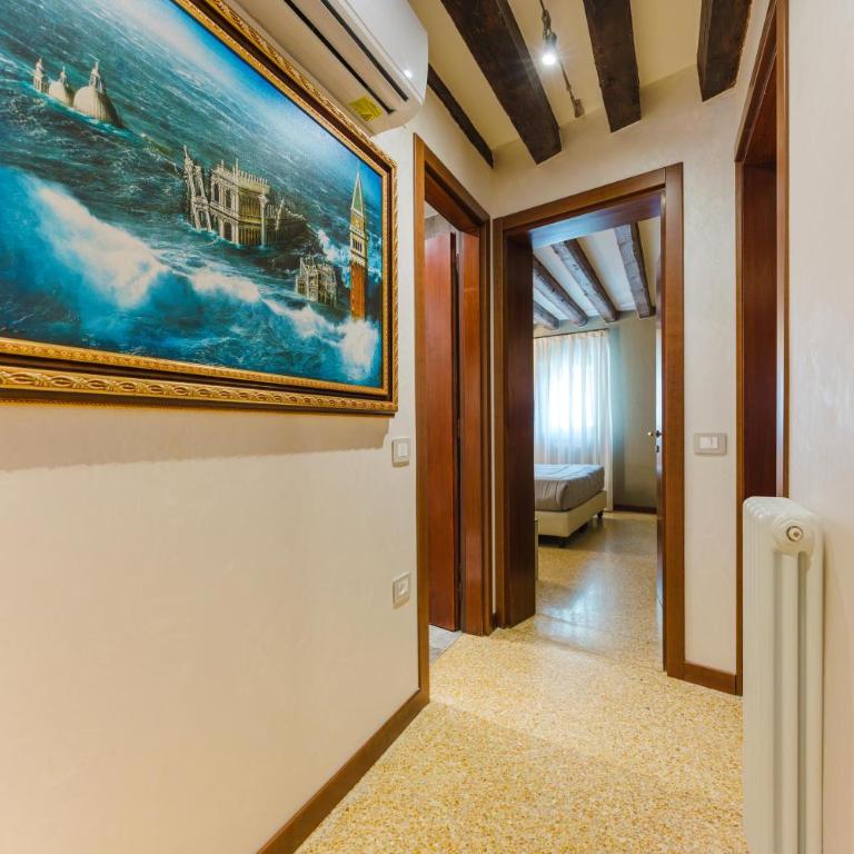 Venice Royal Residence - 5 min from Train Station & Private Parking - Three-Bedroom Deluxe Apartment - 49