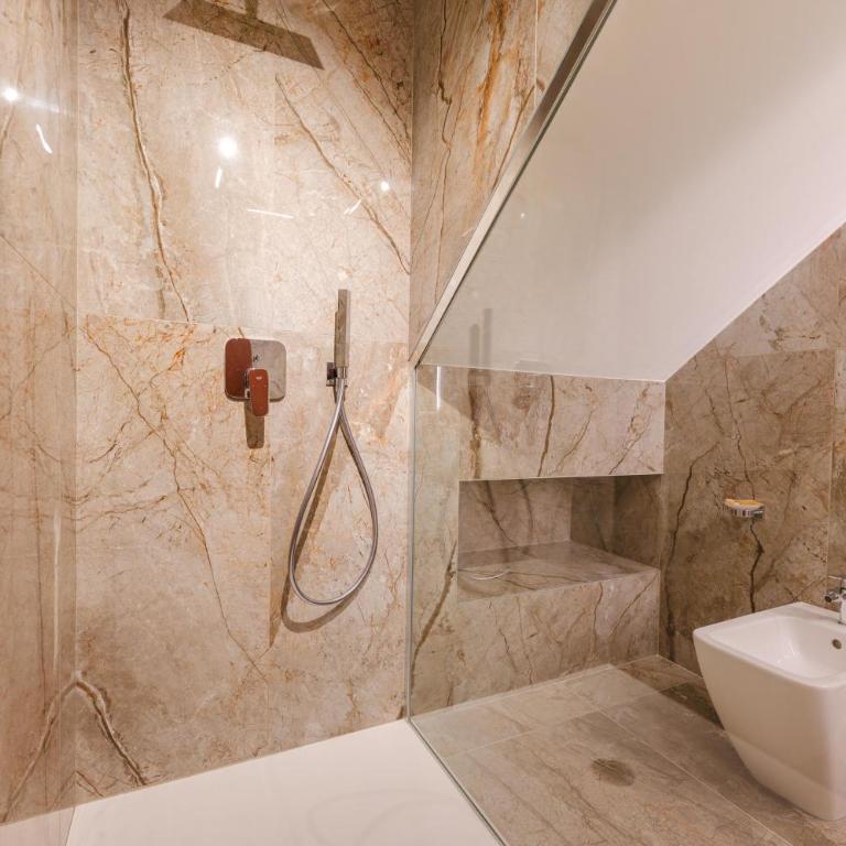 Venice Royal Residence - 5 min from Train Station & Private Parking - Three-Bedroom Deluxe Apartment - 51