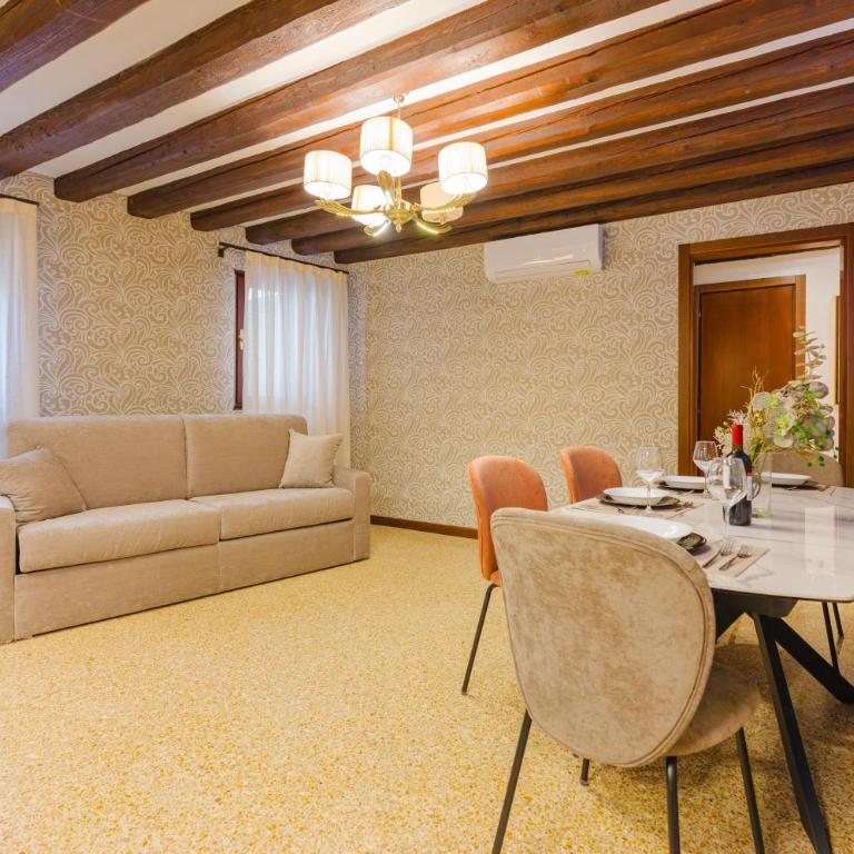 Venice Royal Residence - 5 min from Train Station & Private Parking - Three-Bedroom Deluxe Apartment - 52
