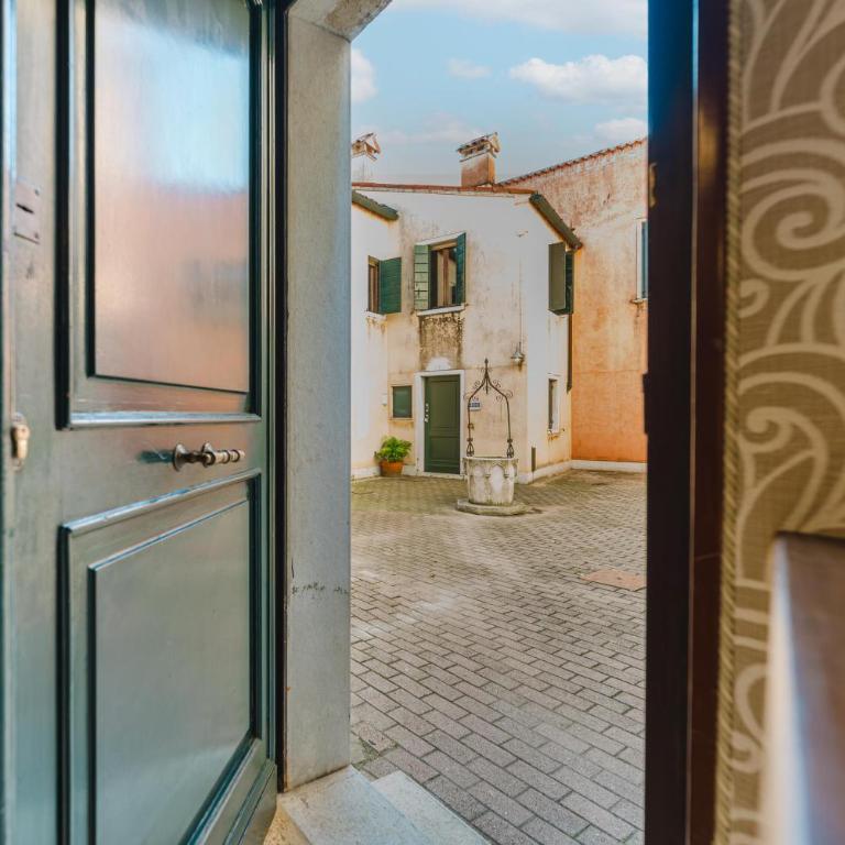 Venice Royal Residence - 5 min from Train Station & Private Parking - Three-Bedroom Deluxe Apartment - 53