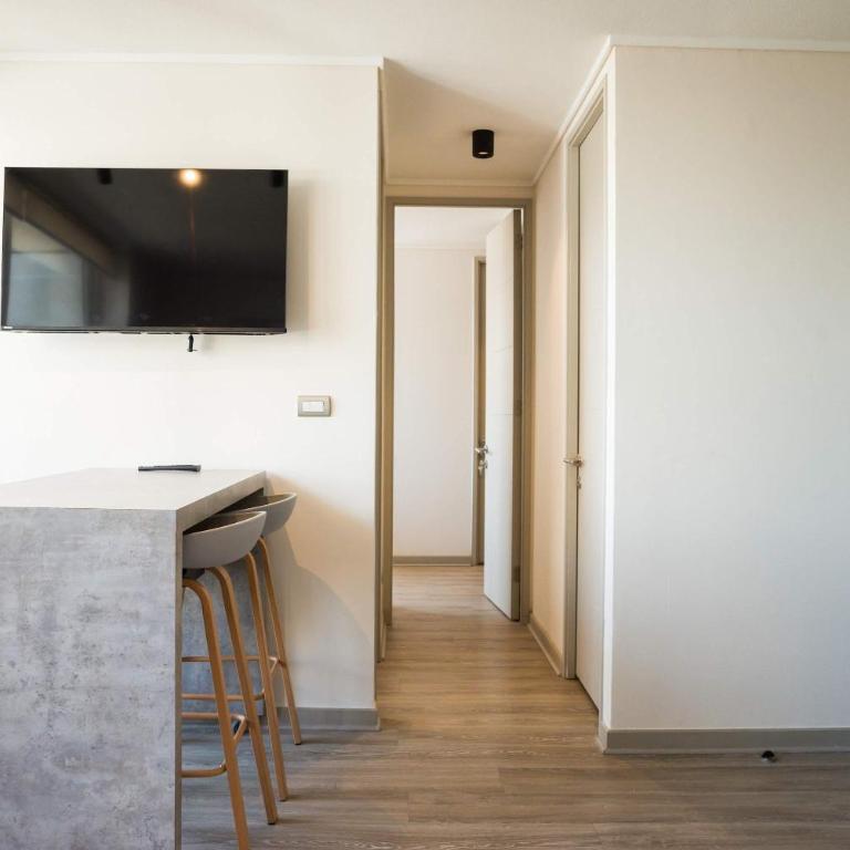 Chic 2BR Apt in Nunoa with Balcony for 5 - Apartment - 10