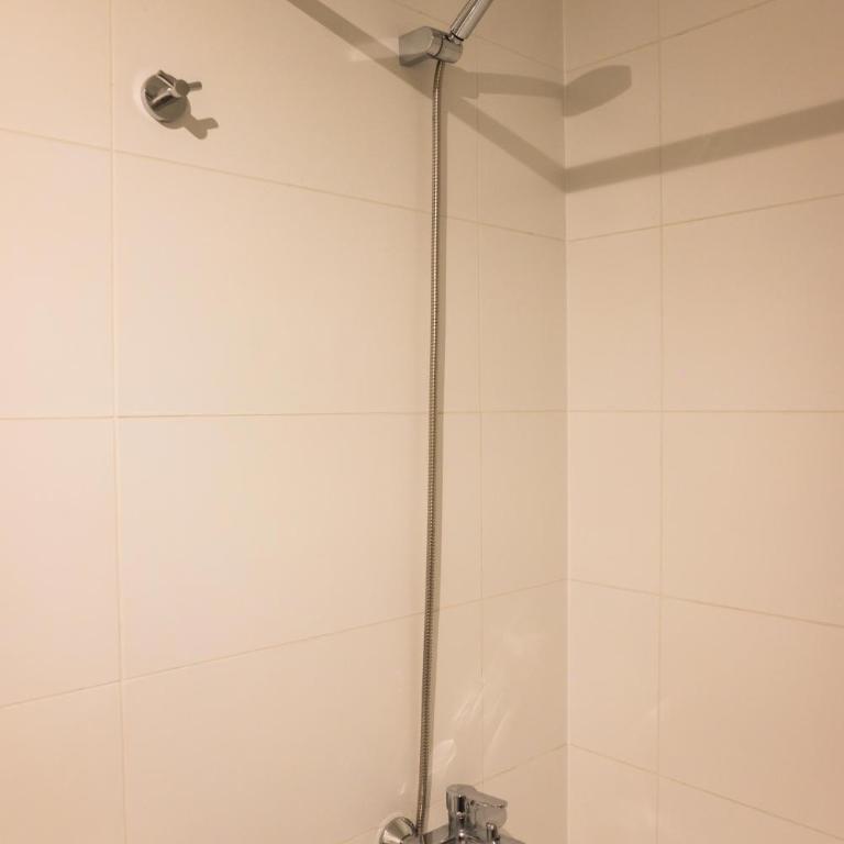 Chic 2BR Apt in Nunoa with Balcony for 5 - Apartment - 23