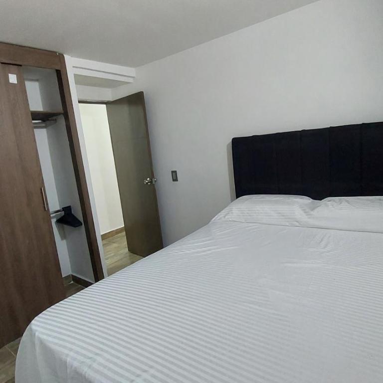Laureles Estadio Lofts 33 - Three-Bedroom Apartment - 2