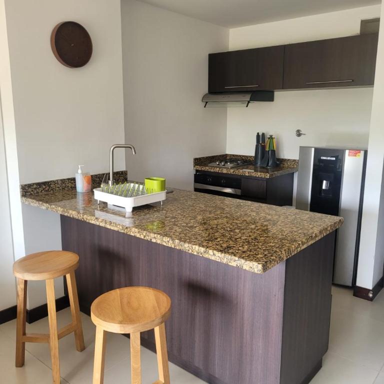 Aparta Suite Hotel Rioverde Aeropuerto JMC - Suite with Balcony - 7