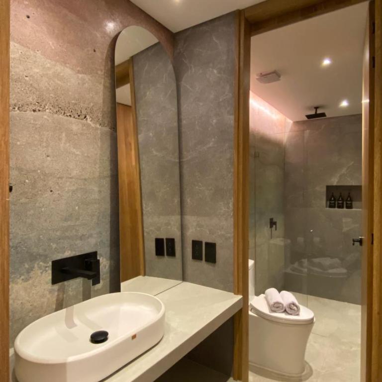 Waves & Ko - Deluxe Double Room with Balcony - 7