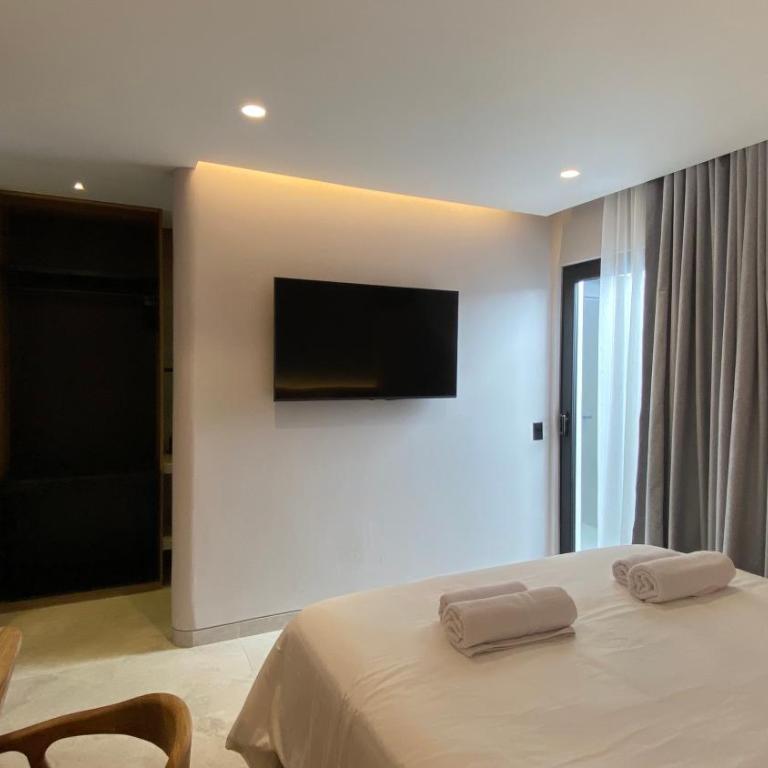 Waves & Ko - Deluxe Double Room with Balcony - 3