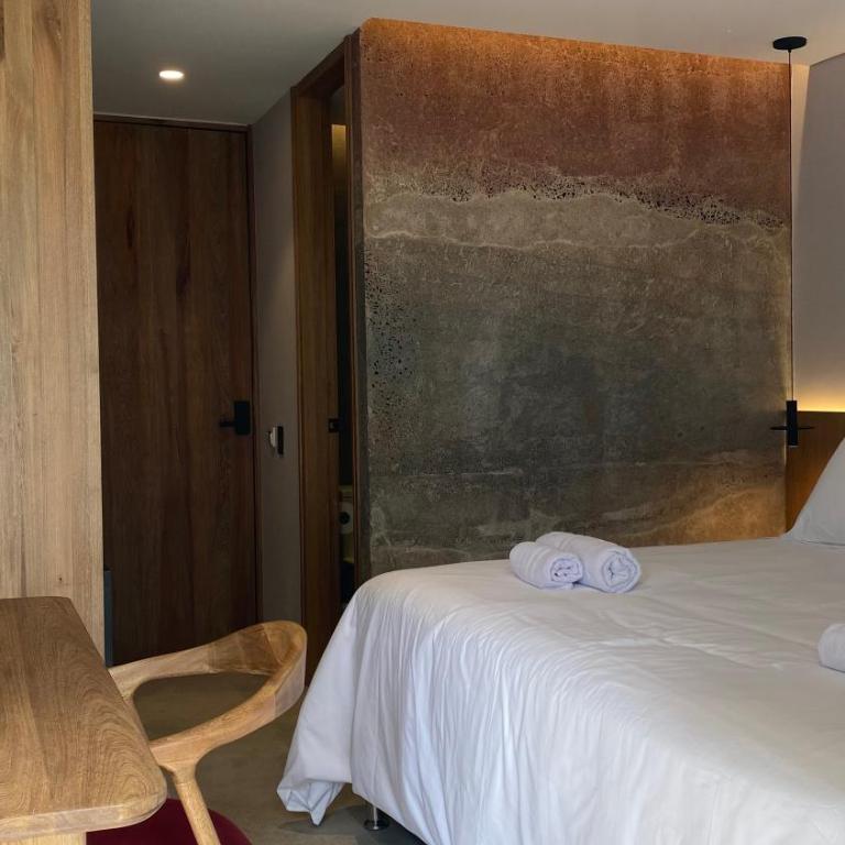 Waves & Ko - King Suite with Balcony - 5
