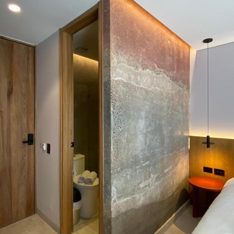 Waves & Ko - King Suite with Balcony - 4