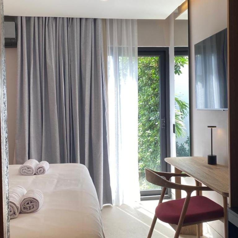 Waves & Ko - King Suite with Balcony - 1