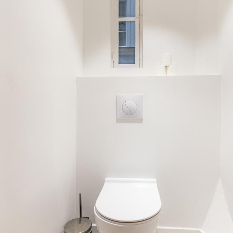 Chic 3-room air-conditioned apartment in the heart of the Marais - Two-Bedroom Apartment - 2