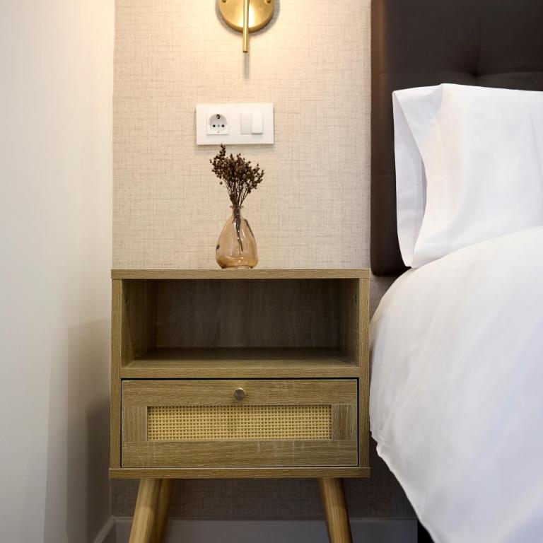 AC Rooms Madrid Centro - Deluxe Double Room with Balcony - 5