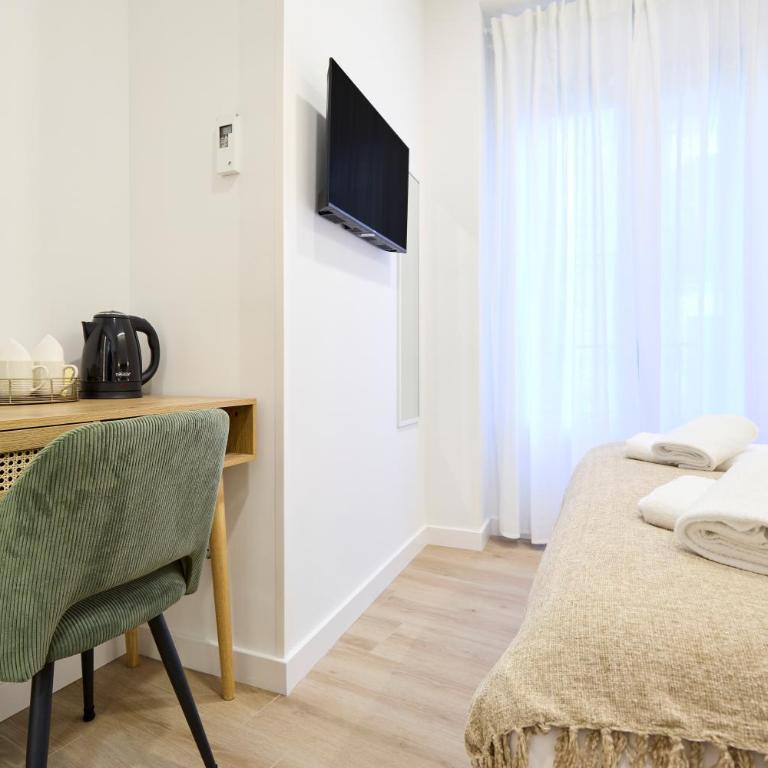 AC Rooms Madrid Centro - Deluxe Double Room with Balcony - 9