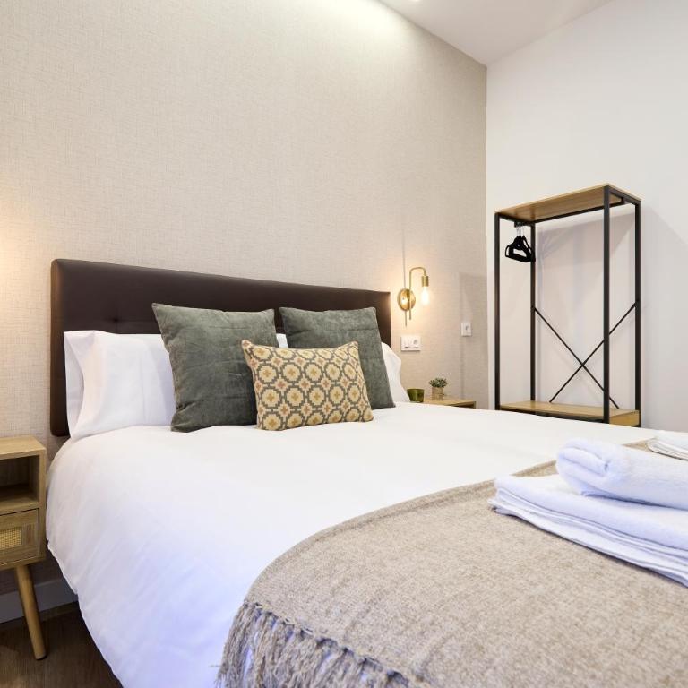 AC Rooms Madrid Centro - Deluxe Double Room with Balcony - 7