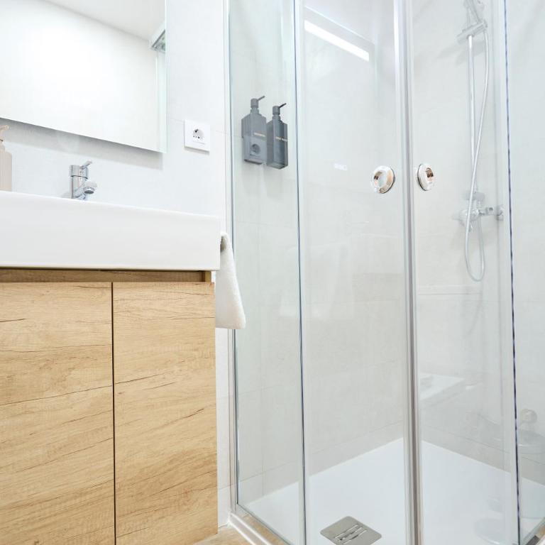 AC Rooms Madrid Centro - Deluxe Double Room with Balcony - 5