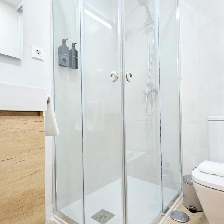 AC Rooms Madrid Centro - Deluxe Double Room with Balcony - 11