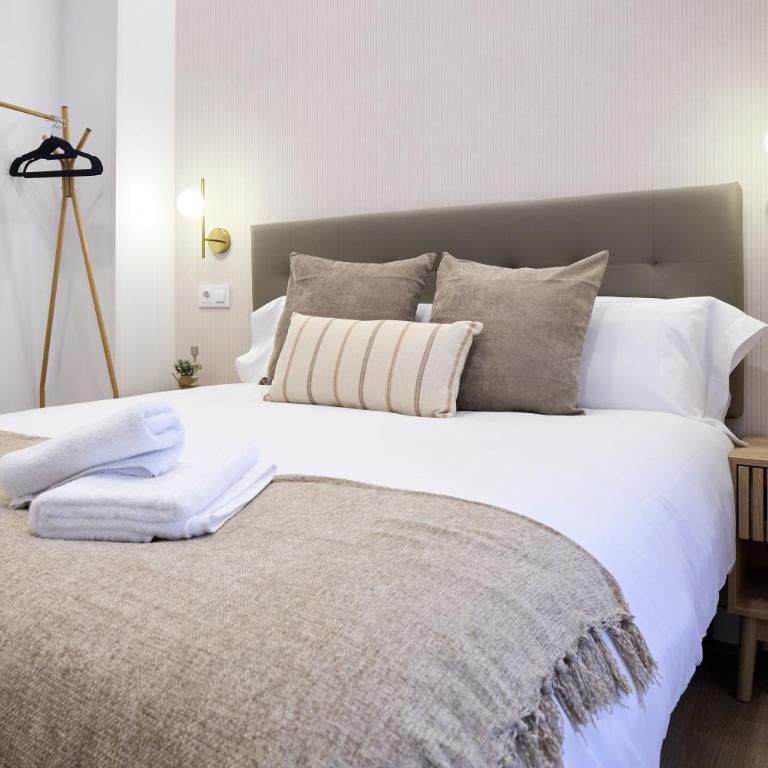 AC Rooms Madrid Centro - Deluxe Double Room with Balcony - 7