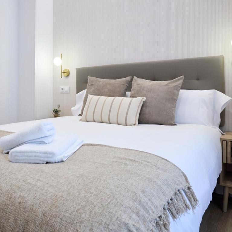 AC Rooms Madrid Centro - Deluxe Double Room with Balcony - 13
