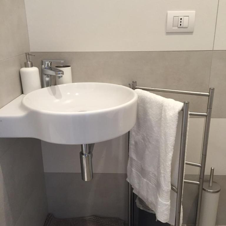Lovely apartment very near Zara metro station M3M5 - One-Bedroom Apartment - 23