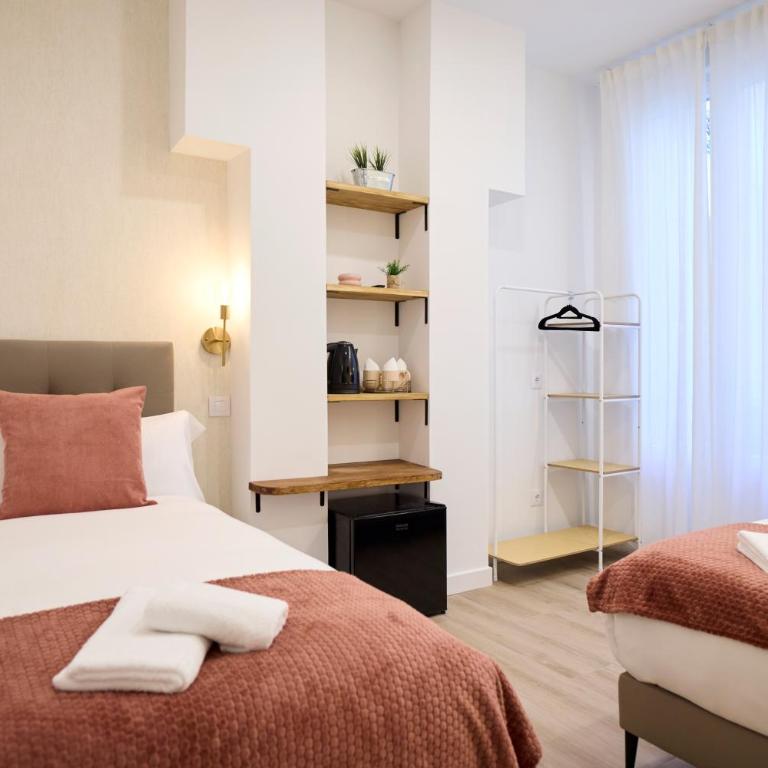AC Rooms Madrid Centro - Triple Room with Private Bathroom - 2