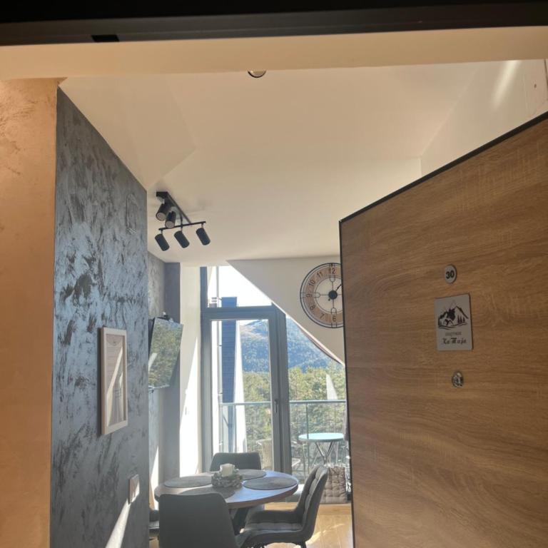 Apartman KaTija Divčibare preko puta hotel Crni Vrh - One-Bedroom Apartment with Balcony - 11