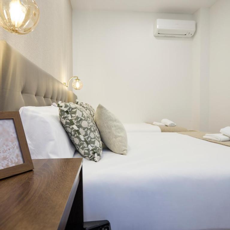 AC Rooms Madrid Centro - Triple Room with Private Bathroom - 9