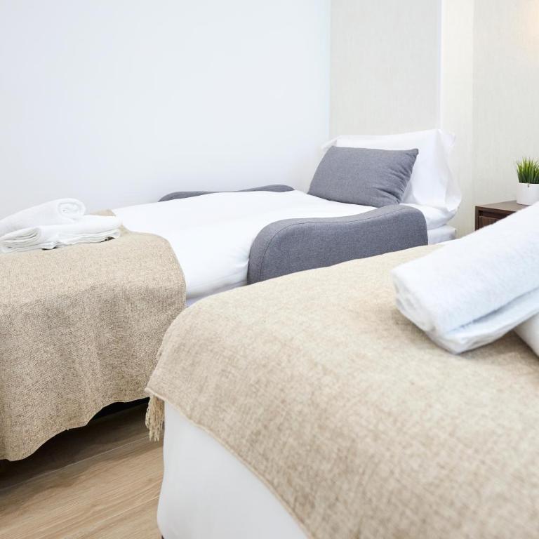 AC Rooms Madrid Centro - Triple Room with Private Bathroom - 10