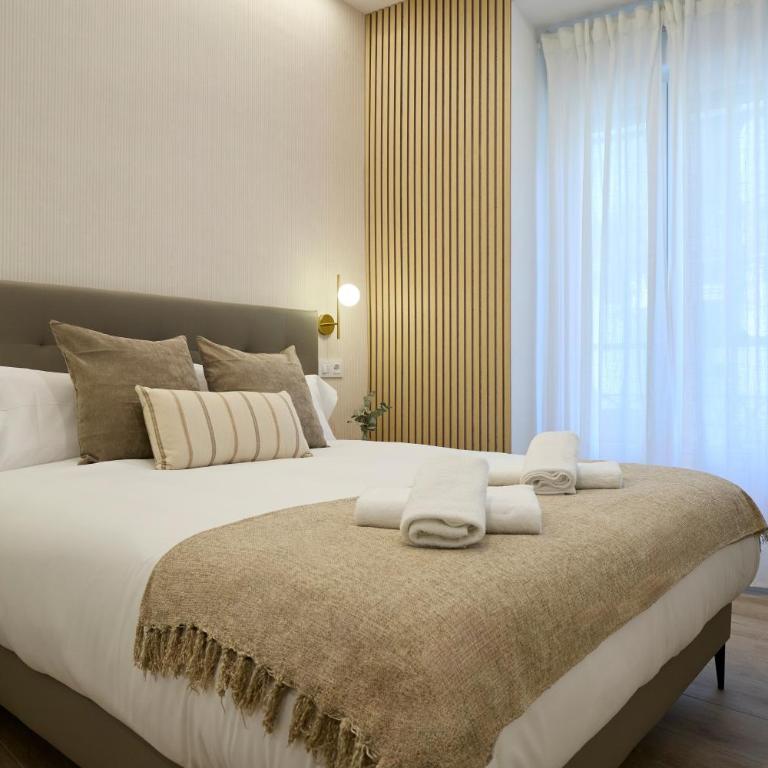 AC Rooms Madrid Centro - Deluxe Double Room with Balcony - 2