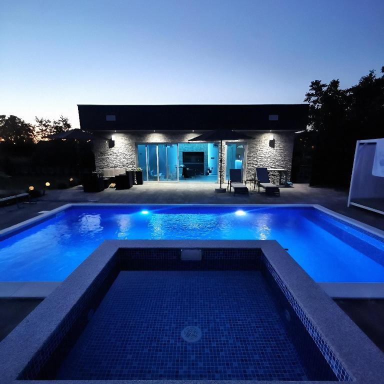 LUXIA PRIVATE ESTATE Sauna & Pool x Jacuzzi with Fireplace outdoor lounge - Vila sa Sopstvenim Bazenom - 32