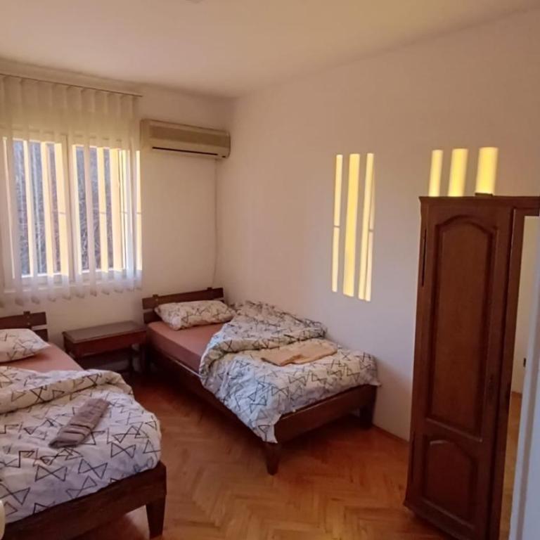 Small Hill Guesthouse - Economy Quadruple Room - 1