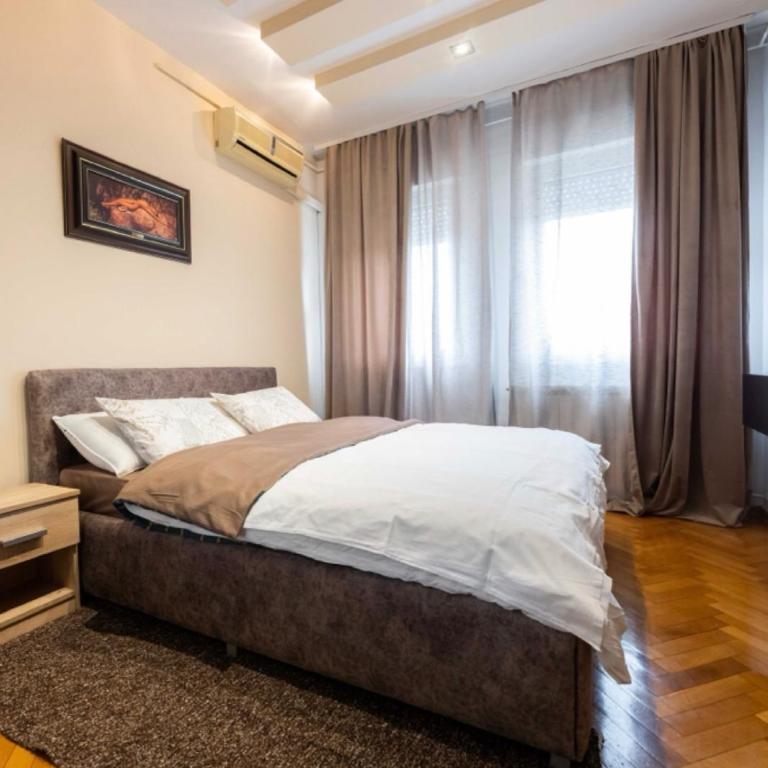 ARENA- One bedroom apartment-public FREE parking in front of building - One-Bedroom Apartment - 1