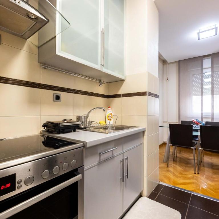 ARENA- One bedroom apartment-public FREE parking in front of building - One-Bedroom Apartment - 14