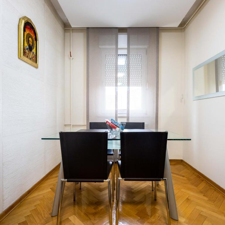 ARENA- One bedroom apartment-public FREE parking in front of building - One-Bedroom Apartment - 12