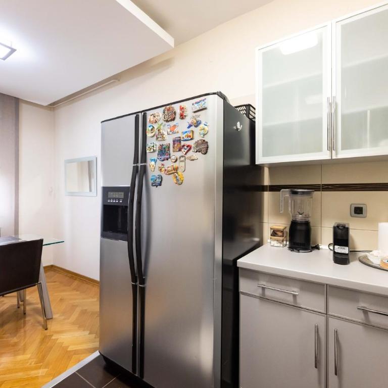 ARENA- One bedroom apartment-public FREE parking in front of building - One-Bedroom Apartment - 10