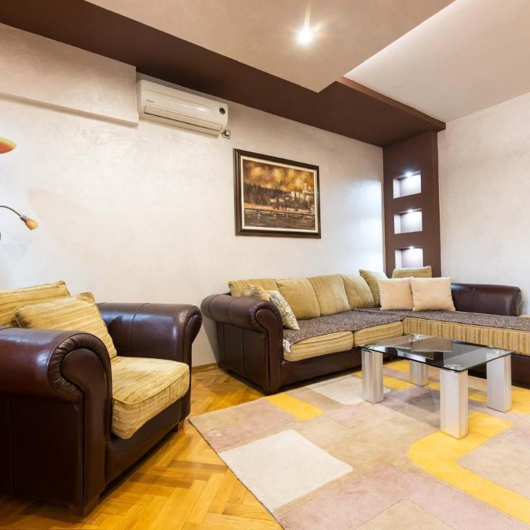 ARENA- One bedroom apartment-public FREE parking in front of building - One-Bedroom Apartment - 4