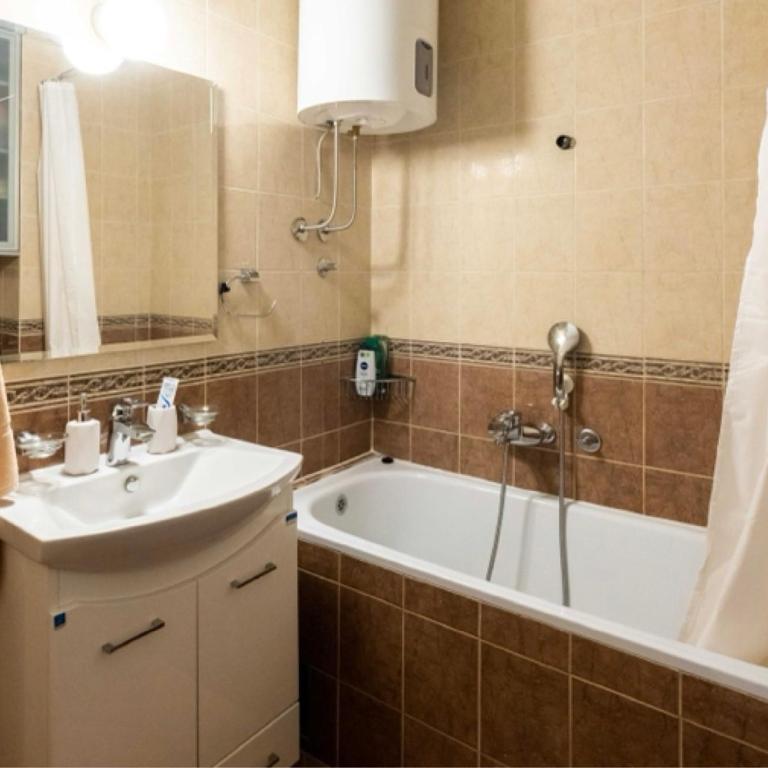 ARENA- One bedroom apartment-public FREE parking in front of building - One-Bedroom Apartment - 16