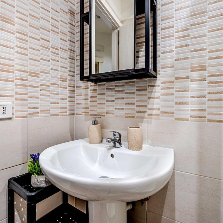 Domus Antica Trastevere - Camera Tripla con Bagno Privato Esterno - 7