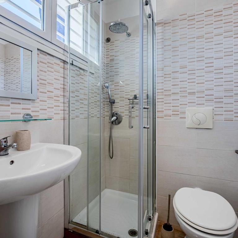 Domus Antica Trastevere - Camera Matrimoniale/Doppia con Letti Singoli con Bagno - 4