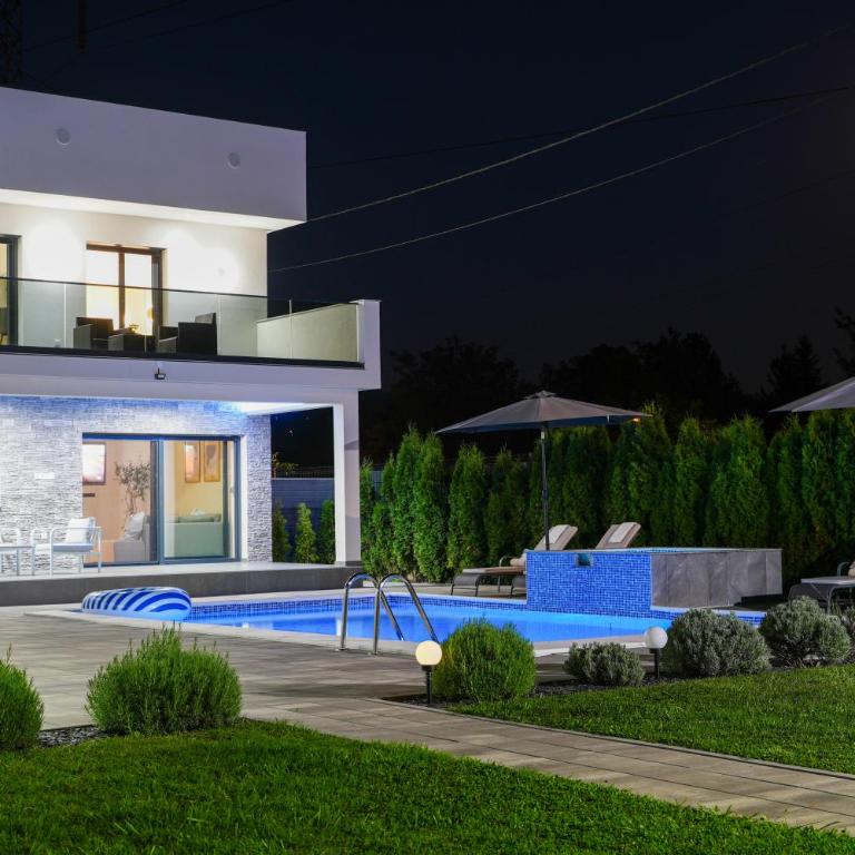 LUXIA PRIVATE ESTATE Sauna & Pool x Jacuzzi with Fireplace outdoor lounge - Vila sa Sopstvenim Bazenom - 30