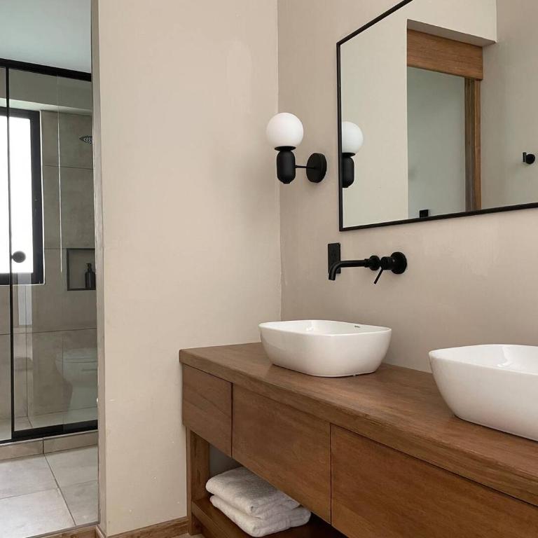Earth Tones Tiny Homes & Suites - Suite con cama grande y balcón - 11