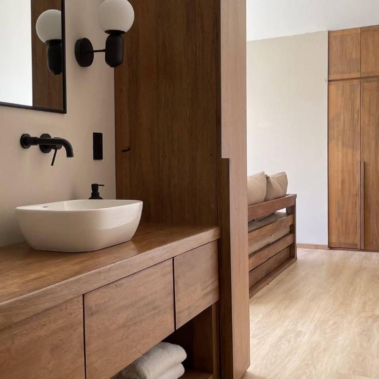 Earth Tones Tiny Homes & Suites - Suite con cama grande y balcón - 3